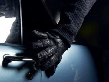На Гряді чоловік обікрав автомобіль