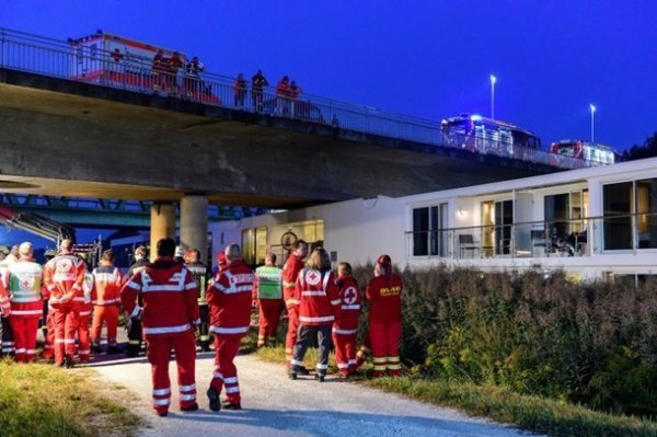 У Німеччині плавучий готель врізався в міст. Є жертви. ФОТО
