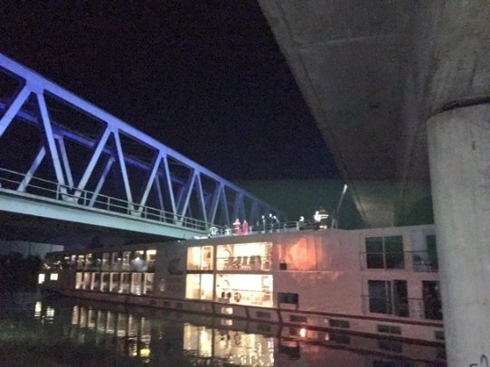 У Німеччині плавучий готель врізався в міст. Є жертви. ФОТО