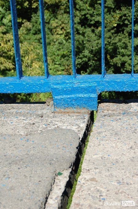 Луцькі «мости на мільйон» сипляться. ФОТО