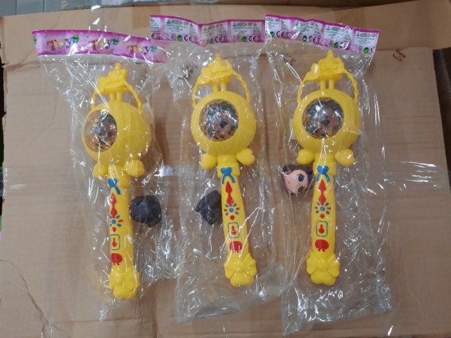 У Луцьку фахівці виявили небезпечні дитячі іграшки і заборонили продавати на ринку. ФОТО