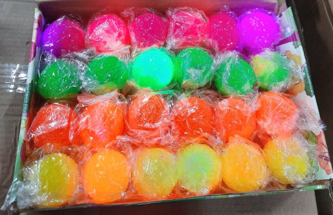 У Луцьку фахівці виявили небезпечні дитячі іграшки і заборонили продавати на ринку. ФОТО