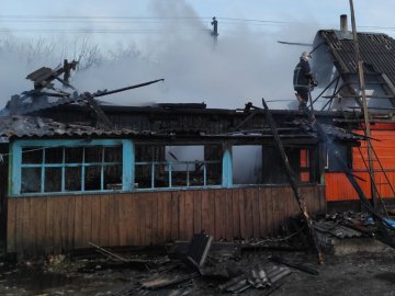 Три пожежні машини рятували від вогню житловий будинок на Волині. ФОТО. ВІДЕО