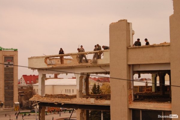 У Луцьку завершують демонтажні роботи у ЦУМі. ФОТО