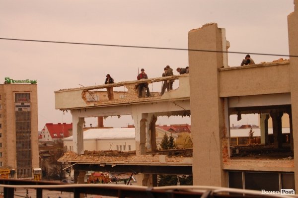 У Луцьку завершують демонтажні роботи у ЦУМі. ФОТО