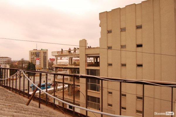 У Луцьку завершують демонтажні роботи у ЦУМі. ФОТО