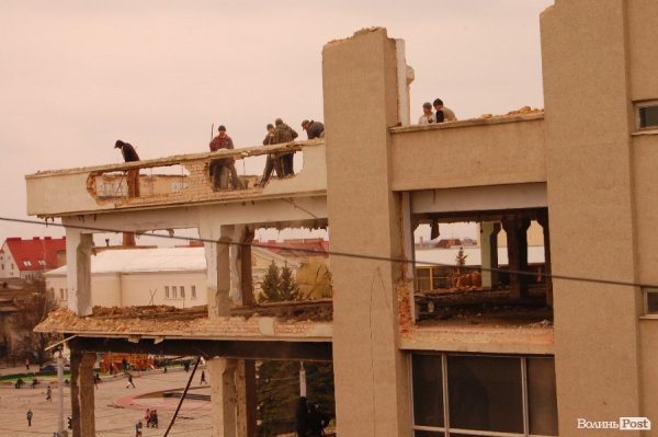 У Луцьку завершують демонтажні роботи у ЦУМі. ФОТО