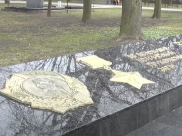 У Луцьку на меморіалі досі розміщена комуністична символіка