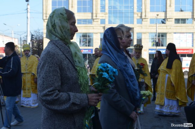 Із квітами та на колінах: у Луцьку вшанували полеглих захисників. ФОТО