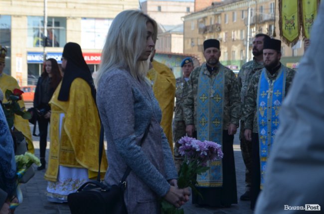 Із квітами та на колінах: у Луцьку вшанували полеглих захисників. ФОТО