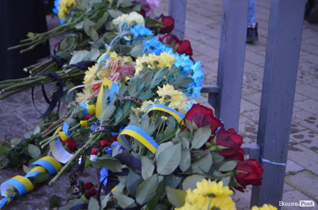 Із квітами та на колінах: у Луцьку вшанували полеглих захисників. ФОТО