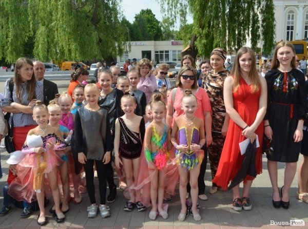 У центрі Луцька – свято учнівської пісні, танцю і вишиванки. ФОТО