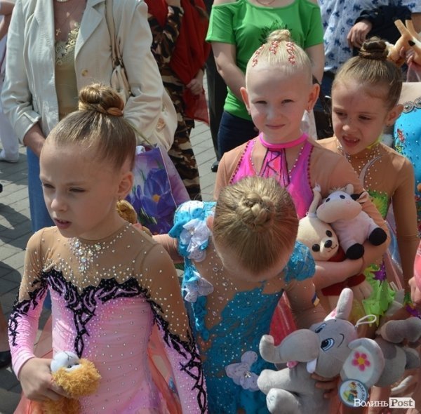 У центрі Луцька – свято учнівської пісні, танцю і вишиванки. ФОТО