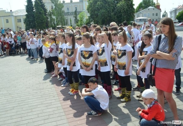 У центрі Луцька – свято учнівської пісні, танцю і вишиванки. ФОТО