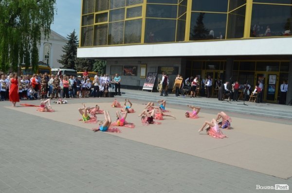 У центрі Луцька – свято учнівської пісні, танцю і вишиванки. ФОТО