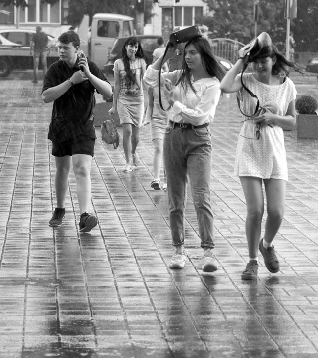 Літня злива у чорно-білому Луцьку. ФОТО