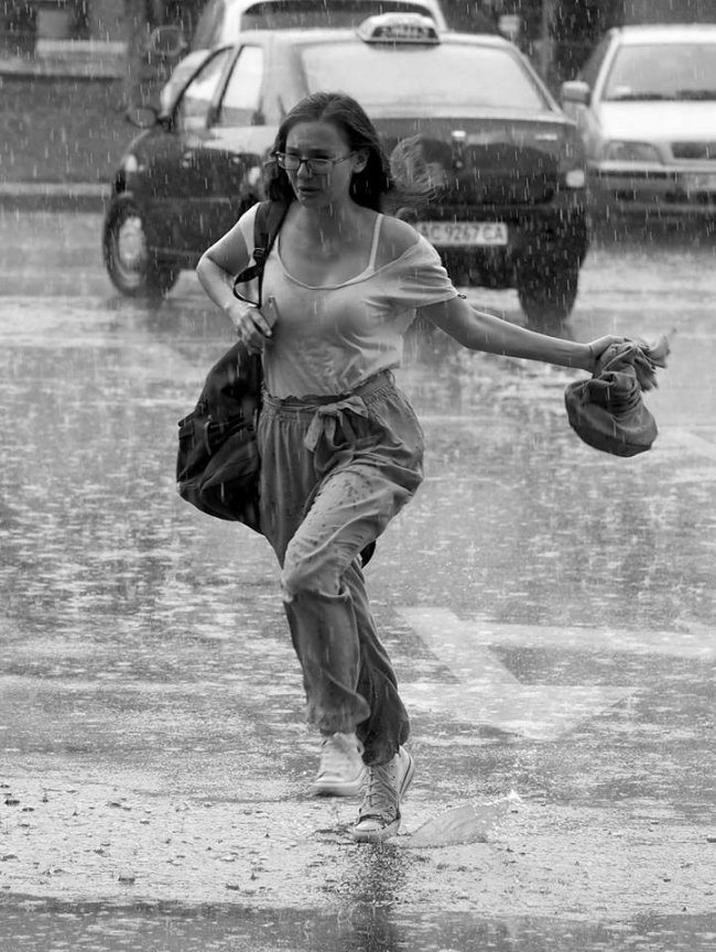 Літня злива у чорно-білому Луцьку. ФОТО