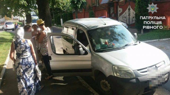 У Рівному мати залишила немовля в зачиненій машині в спеку 