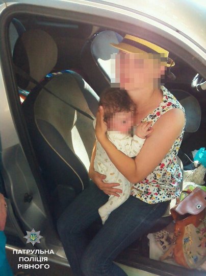 У Рівному мати залишила немовля в зачиненій машині в спеку 