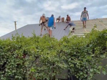 Волинські волонтери встановили нові дахи на трьох будинках у Благодатівці. ВІДЕО