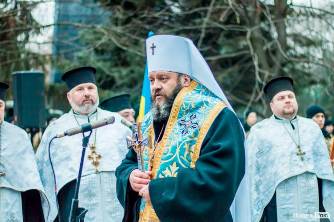 Квіти, сльози і свічки: у День Гідності та Свободи лучани вшанували пам'ять полеглих