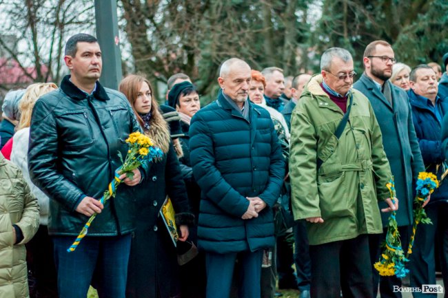 Квіти, сльози і свічки: у День Гідності та Свободи лучани вшанували пам'ять полеглих