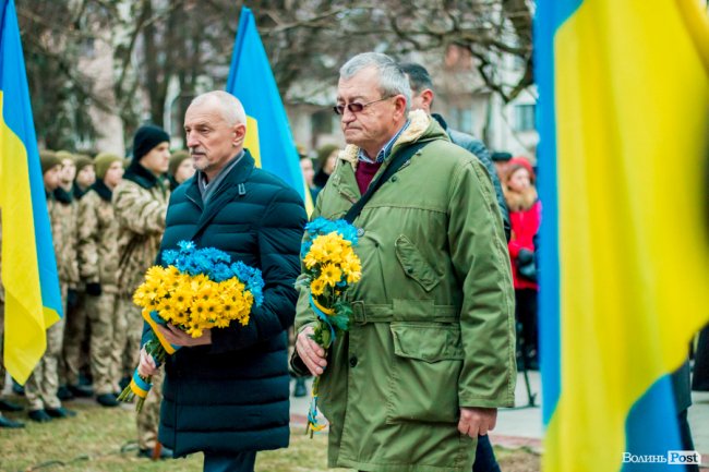 Квіти, сльози і свічки: у День Гідності та Свободи лучани вшанували пам'ять полеглих