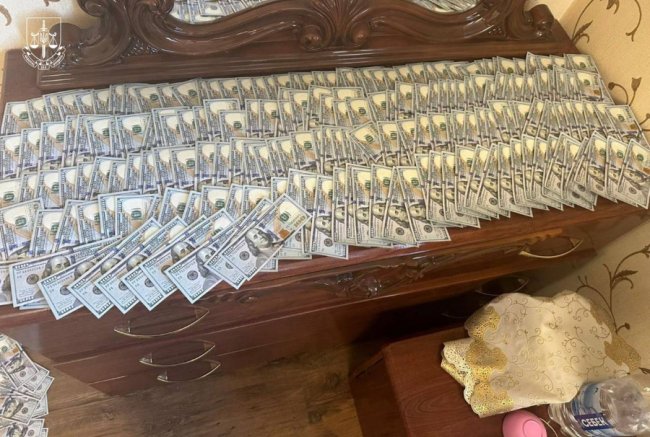 СБУ затримала двох керівників ТЦК на Київщині: у них знайшли понад 1 мільйон доларів