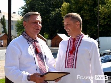 Подаровані і встановлені для Романюка паркові лавки викликали реакцію активістів. ФОТО