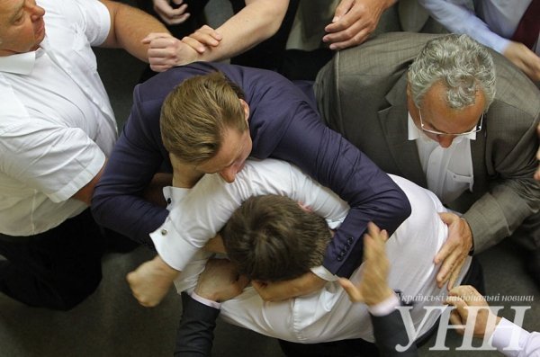 Комуністу Симоненку у Верховній Раді надавали стусанів і потягали за волосся. ФОТО