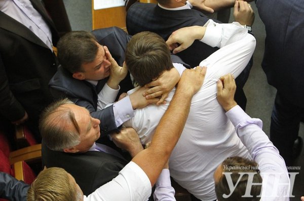 Комуністу Симоненку у Верховній Раді надавали стусанів і потягали за волосся. ФОТО