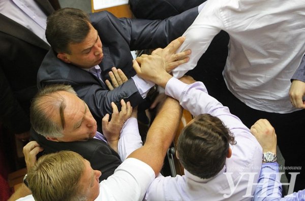 Комуністу Симоненку у Верховній Раді надавали стусанів і потягали за волосся. ФОТО