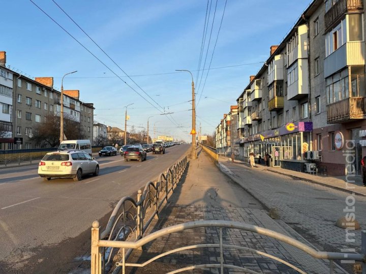 На луцькому мосту руйнуються перила: коли почнуть ремонт