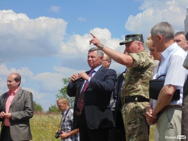 Волинським посадовцям показали солдатське життя. ФОТО