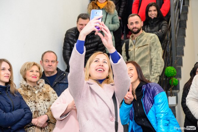 Зі знижками та цінними подарунками: у Луцьку грандіозно відкрилий шоурум меблів і декору «МакКо»*