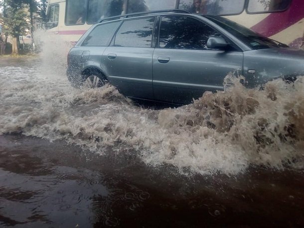 У Рівному після зливи затопило місто. ФОТО
