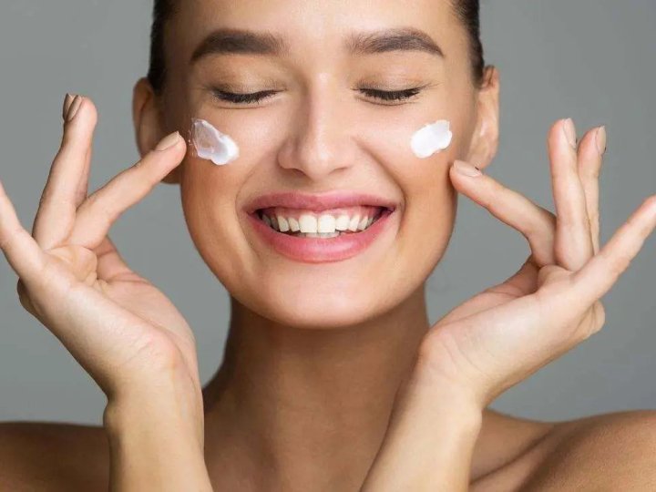 Коли і в яких випадках косметологи призначають косметику на основі ретинолу?