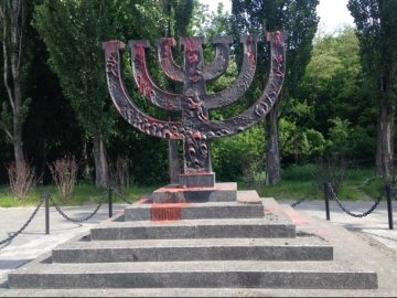 У Києві вандали пошкодили пам’ятник жертвам Голокосту