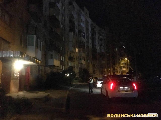 У Луцьку юнак розбив скло в автомобілі патрульних. ФОТО