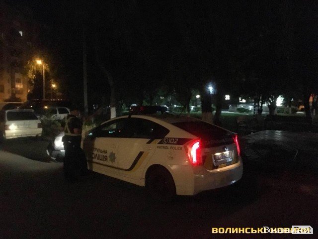 У Луцьку юнак розбив скло в автомобілі патрульних. ФОТО