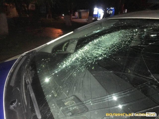 У Луцьку юнак розбив скло в автомобілі патрульних. ФОТО