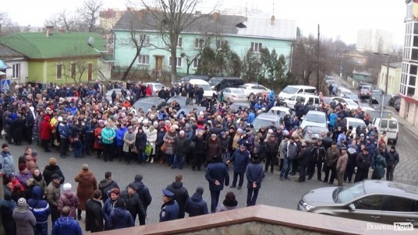 Мітинг у  Луцьку: «базарники» вимагають продовження оренди землі на 5 років. ФОТО