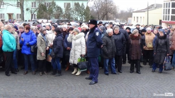 Мітинг у  Луцьку: «базарники» вимагають продовження оренди землі на 5 років. ФОТО