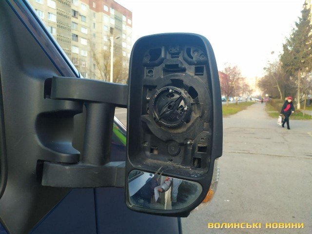 П'яний хуліган розтрощив двері луцького магазину і пошкодив автівку