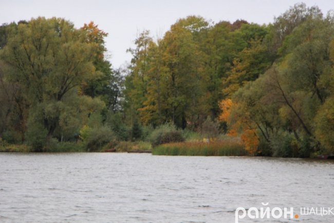 Холодний та грізний Люцимер: фото волинського озера
