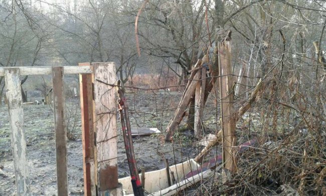 У Луцьку муніципали чистять берег Сапалаївки від старих парканів. ФОТО