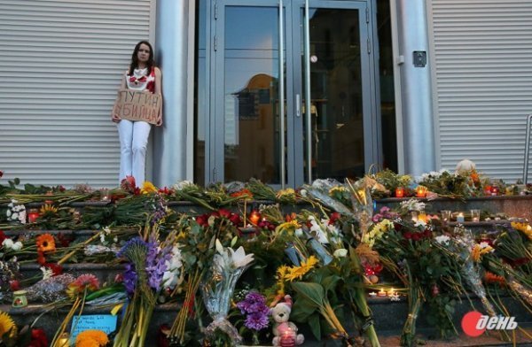 Біля посольства Нідерландів − понад тисяча українців. ФОТО