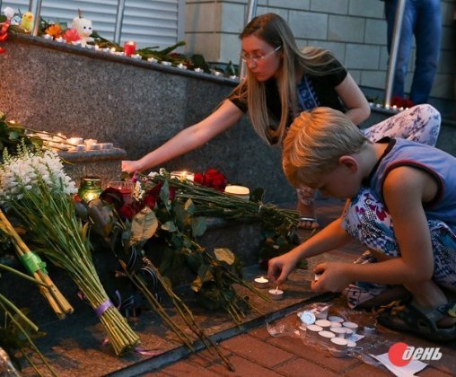 Біля посольства Нідерландів − понад тисяча українців. ФОТО