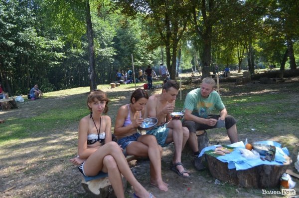 Відвідувачі з Івано-Франківська вирішили підкріпитись перед дорогою