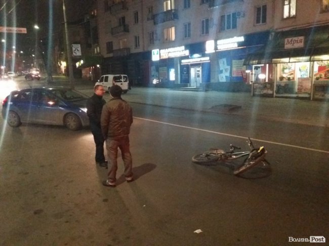 У центрі Луцька збили велосипедиста. ФОТО. ОНОВЛЕНО